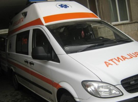 Două persoane au fost lovite de un autoturism, în apropiere de Mireasa